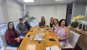 Da esquerda para a direita, começando pela ponta da mesa: Sonia Marra, presidente do CVG-RJ; Gilmar Pires, ex-vice-presidente do SindSeg-RJ-ES; Ronaldo Vilela, diretor-executivo do SindSeg-RJ-ES; Taiana Jung, confundadora da Logos Consultoria; Dayse Magesti, diretora administrativa do CCS-RJ; Fátima Monteiro, presidente do CCS-RJ e Andréa Carvalho, CEO da empresa Papel Semente- Foto: Divulgação