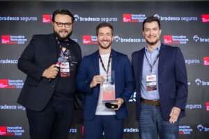 Felipe Szuster, Gerente de Inovação do Grupo Bradesco Seguros, (ao centro) recebeu o prêmio durante cerimônia