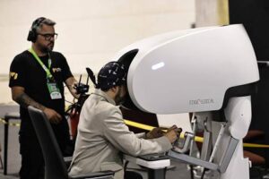 Sistema robótico sendo operado em João Pessoa e procedimento cirúrgico em modelo anima acontecendo em Curitiba