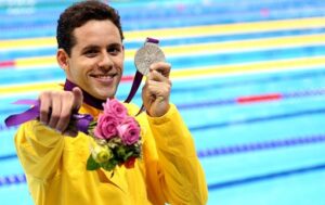 Thiago e sua glória máxima: a medalha olímpica - Foto: Satiro Sodré/SSPress