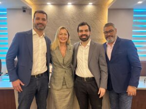 Pedro Duvanel, gerente comercial; Mari Fernandes, superintendente comercial; Tauã Masseroni, diretor da Oxxy Seguradora; e Felipe Carvalho, gestor comercial