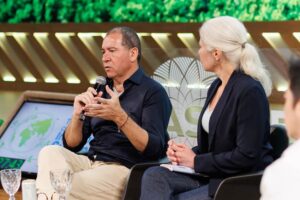 Presidente da CNseg, Dyogo Oliveira, ao lado de Goret Pereira Paulo, diretora de Pesquisa e Inovação da FGV