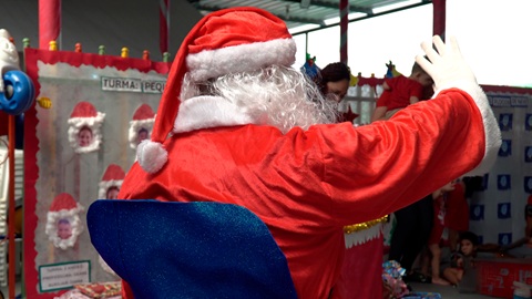 APVS Brasil realiza entrega de presentes para 150 crianças em campanha “Papai Noel dos Correios”