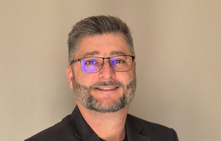 Entre o crachá e a carteirinha: a saúde que depende do emprego