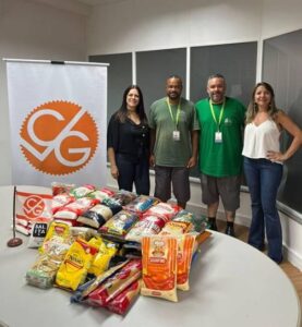 A presidente do CVG-RJ, Sonia Marra(E) e a vice-presidente Leila Nogueira, fizeram as doações a representantes da Casa Ronald McDonald – Foto: Divulgação