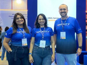 Elisandra Morel, que lidera o Canal de Corretoras do Affinity, entre Lhays Veríssimo e Rodrigo Almeida