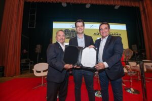 Wilson Pereira, presidente do Sincor-PR; prefeito Eduardo Pimentel; e Tico Kuzma, presidente da Câmara de Vereadores.