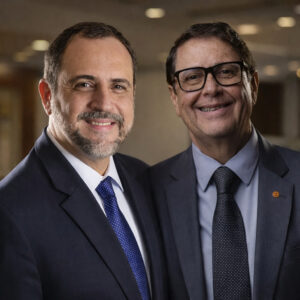 Adalber Kupcinskas Alencar, diretor comercial da BVIX Seguradora (E) e Edson Calheiros, presidente da BVIX Seguradora- Foto: Divulgação